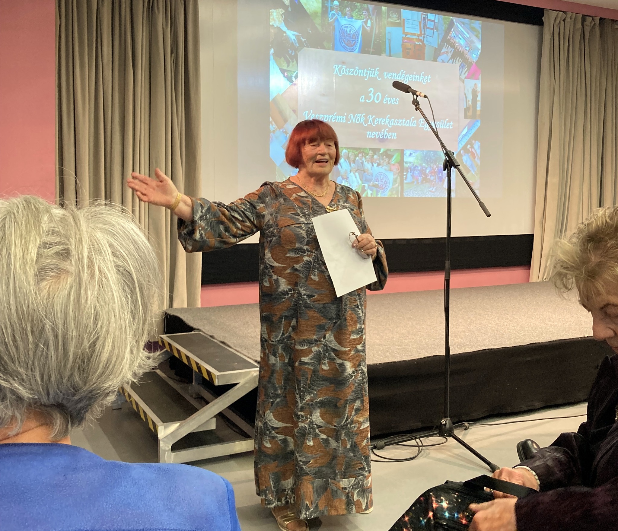 Huszár Józsefné Marton Júlia a VENŐKE jubileumi könyvbemutatóján